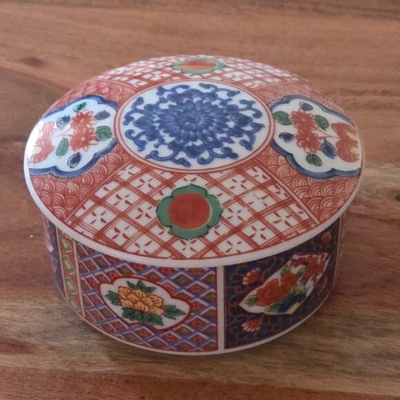 Small Vintage Imari-Style Porcelain Box with Lid - Picture 1 of 6
